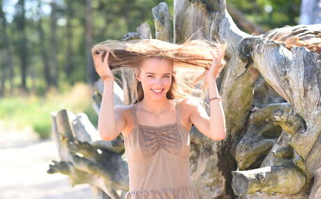 Errotica Archives pleased to share with you a free photo gallery with Maxa unveiling beautiful form