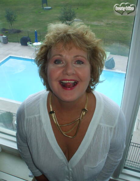 TAC Amateurs are pleased to offer you a free pics featuring Busty Bliss in masturbates some dick